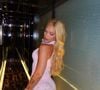Virgínia Fonseca apostou em um vestido de renda rosa com plumas e pedrarias para mais uma noite na Itália, mas o look de impacto dividiu os holofotes com Vini Jr., que apareceu carregando os saltos da influenciadora em vídeo e ainda comentou a publicação