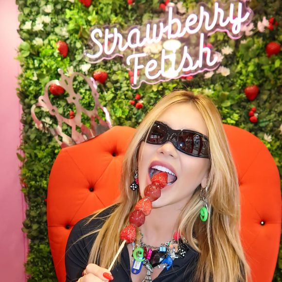 A produção foi complementada com uma camisa polo da mesma cor, colares com pingentes coloridos e óculos da marca, avaliados em R$ 4 mil