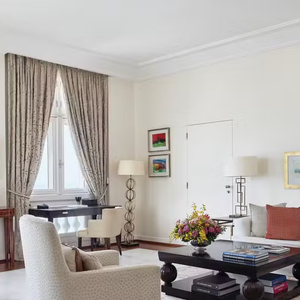 O pacote de luxo inclui mimos exclusivos para hóspedes de altíssimo padrão. Entre eles, estão champagne Möet & Chandon de boas-vindas, serviço de mordomo personalizado, happy hour diário com canapés, lavanderia cortesia e até um anfitrião dedicado para atender preferências específicas da estadia