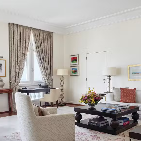O pacote de luxo inclui mimos exclusivos para hóspedes de altíssimo padrão. Entre eles, estão champagne Möet & Chandon de boas-vindas, serviço de mordomo personalizado, happy hour diário com canapés, lavanderia cortesia e até um anfitrião dedicado para atender preferências específicas da estadia