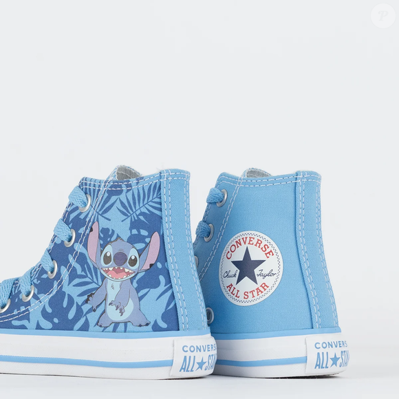 Com referências ao universo da Disney, o modelo do Stitch combina o formato tradicional do Chuck Taylor com estampas do personagem, aproximando nostalgia e estilo infantil