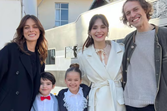 Meriç Aral, a Irmak, ao lado do elenco da novela turca 'Coração de Mãe'