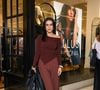 Essa tonalidade, antes considerada secundária, agora em 2025 é vista como uma alternativa sofisticada ao preto, dominando passarelas e o street style.