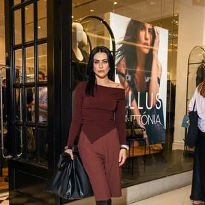 Essa tonalidade, antes considerada secundária, agora em 2025 é vista como uma alternativa sofisticada ao preto, dominando passarelas e o street style.