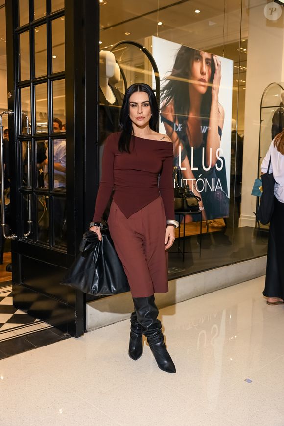 Essa tonalidade, antes considerada secundária, agora em 2025 é vista como uma alternativa sofisticada ao preto, dominando passarelas e o street style.