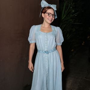 Letícia Colin: dando vida com doçura à inesquecível Ana Francisca (Chocolate com Pimenta), Colin apostou em um vestido midi azul-bebê de mangas bufantes, cinto fino e delicados bordados no peito. O tique de óculos de grau redondos, cabelo preso com um laço azul estruturado e sapatos brancos arrematou a caracterização