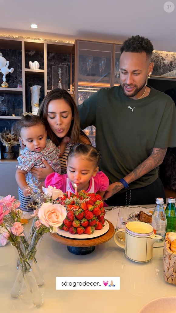 Nos stories do Instagram, porém, Bruna Biancardi surgiu em clima romântico com Neymar em diversos momentos