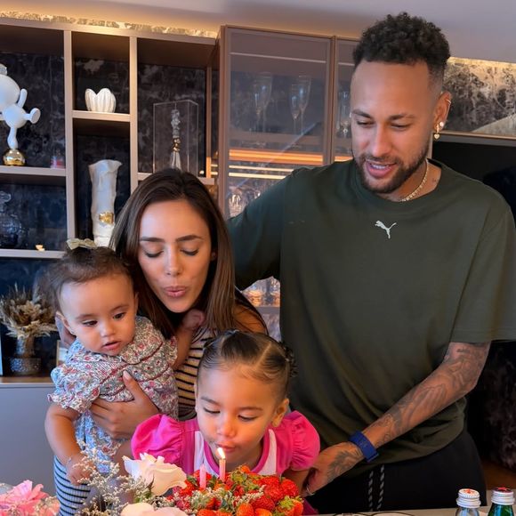 Nos stories do Instagram, porém, Bruna Biancardi surgiu em clima romântico com Neymar em diversos momentos