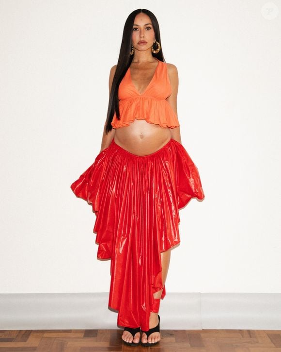 Aos seis meses de gravidez, Sabrina Sato posa de topless e celebra a nova fase ao lado do filho que está esperando