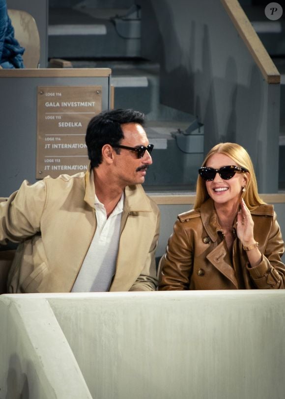 A dupla de atores exalaram estilo ao aparecerem com looks combinando no tom - e óculos de sol - enquanto assistiam a partida de tênis entre Madison Keys e Coco Gauff em Roland Garros.