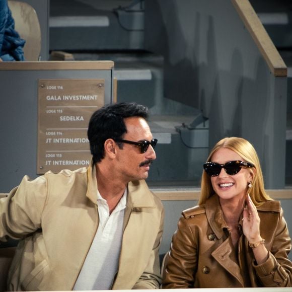 A dupla de atores exalaram estilo ao aparecerem com looks combinando no tom - e óculos de sol - enquanto assistiam a partida de tênis entre Madison Keys e Coco Gauff em Roland Garros.