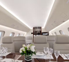 Espaço de jantar do jatinho Global 7500 conta com mesa para reuniões e refeições durante o voo