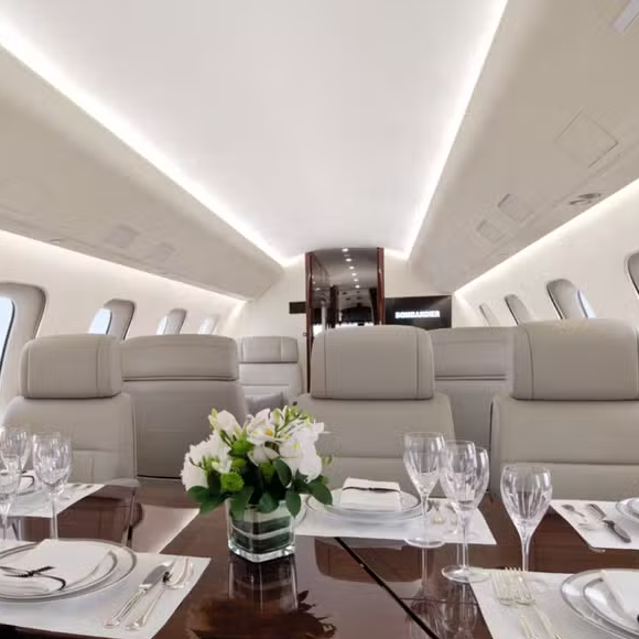 Espaço de jantar do jatinho Global 7500 conta com mesa para reuniões e refeições durante o voo