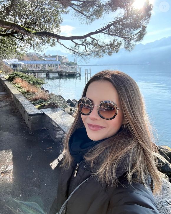 Sandy também evita tomar sol durante o dia e se reserva à manhã e fim de tarde, quando os raios UV estão menos agressivos