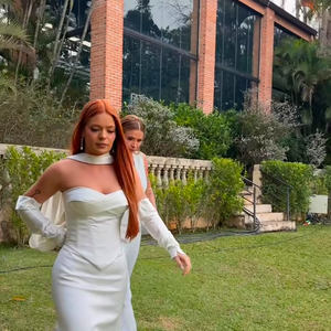 O primeiro look de noiva de Viih Tube foi um vestido de cetim sob medida, usado na cerimônia civil com Eliezer nesta sexta-feira (14), em uma fazenda de Porto Feliz