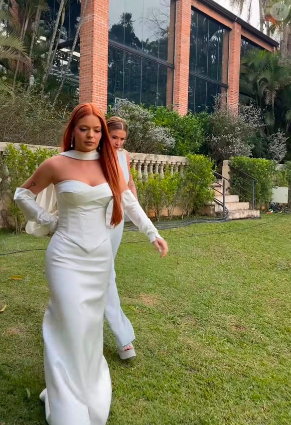 O primeiro look de noiva de Viih Tube foi um vestido de cetim sob medida, usado na cerimônia civil com Eliezer nesta sexta-feira (14), em uma fazenda de Porto Feliz