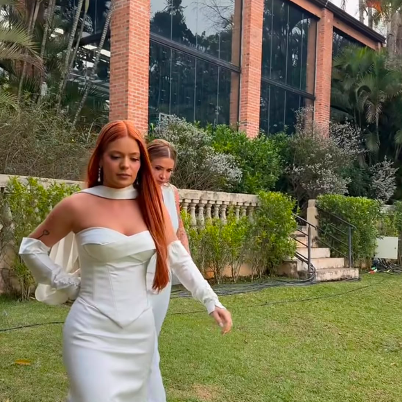 O primeiro look de noiva de Viih Tube foi um vestido de cetim sob medida, usado na cerimônia civil com Eliezer nesta sexta-feira (14), em uma fazenda de Porto Feliz