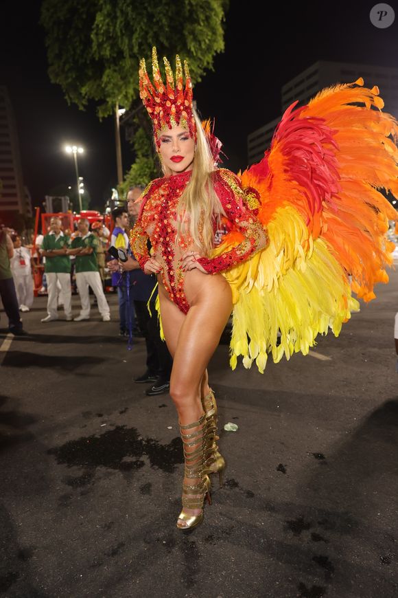 Após o Salgueiro de Viviane Araújo, a Vila Isabel de Sabrina Sato e as muitas outras escolas de samba do Grupo Especial do Rio de Janeiro, chegou a vez da Mocidade Independente de Padre Miguel atravessar a Marquês de Sapucaí .