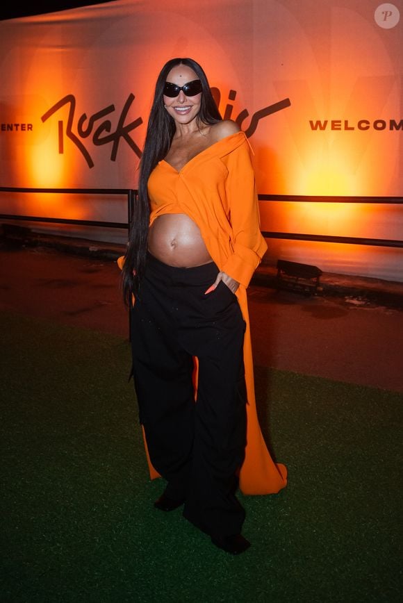Grávida, Sabrina Sato apostou em camisa laranja usada de forma assimétrica, deixando a barriga à mostra, com calça preta oversized e óculos escuros