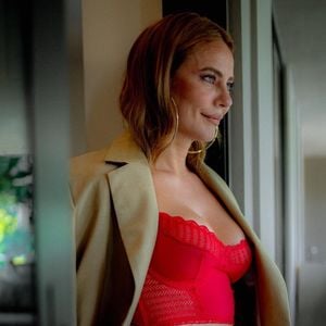 Fotos de Paolla Oliveira de calcinha e sutiã ganharam destaque nesta terça-feira (14), data em que a atriz completa 44 anos de vida