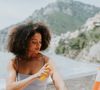 Onda de calor coloca hábitos em xeque: será que refrigerar perfumes realmente prolonga a fragrância ou é apenas mais uma 'trend' do TikTok?