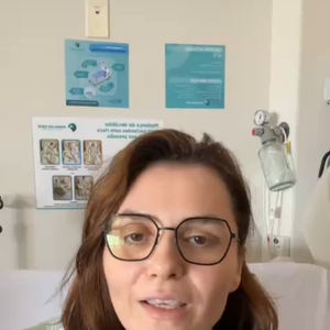 Monica Iozzi revela internação em São Paulo e tranquiliza fãs ao afirmar: 'Tá tudo bem mesmo'