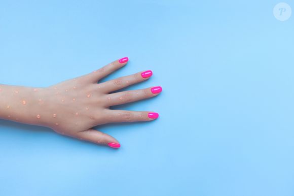 Com tons intensos e cheios de personalidade, a unha neon substitui o minimalismo e transforma qualquer visual em algo mais moderno