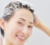 Lavar o cabelo todos os dias faz cair? Dermatologista esclarece o mito