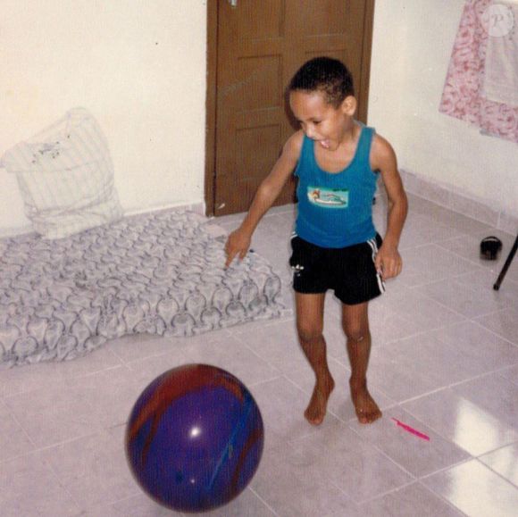 Este é o pequeno Neymar! Já nos primeiros anos de vida ele sabia o que queria ser