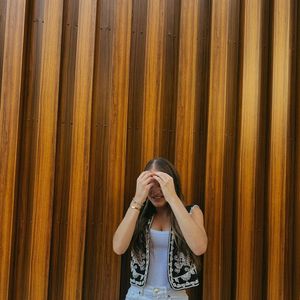 Rafaella Justus escolheu a combinação de regata branca com calça jeans de lavagem clara