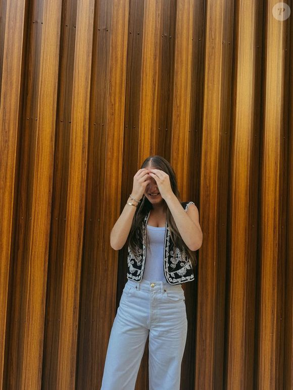 Rafaella Justus escolheu a combinação de regata branca com calça jeans de lavagem clara