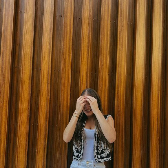 Rafaella Justus escolheu a combinação de regata branca com calça jeans de lavagem clara