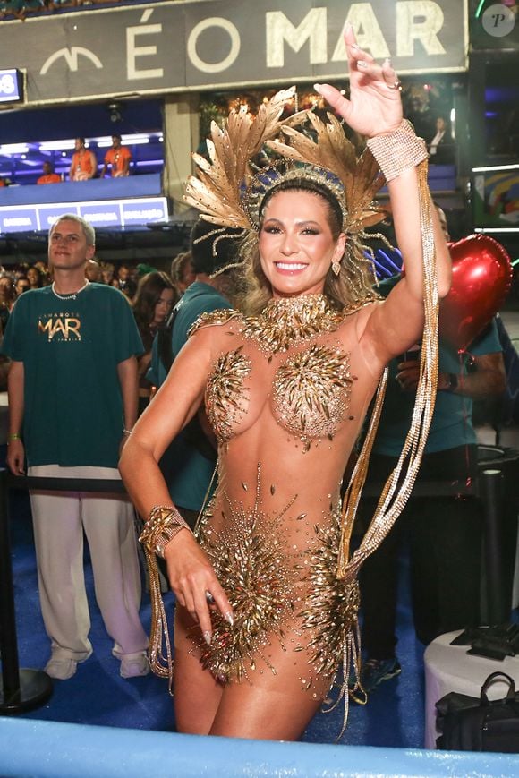 Apesar dos rumores, Lívia Andrade ainda não foi confirmada como rainha de bateria, o que, se concretizar, deve ser feito em breve