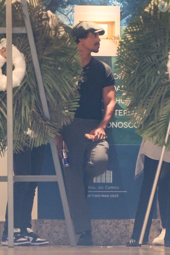 Micael Borges compareceu ao velório de Lua Blanco nesta segunda-feira (19), no Cemitério Vertical Memorial do Carmo, no Rio de Janeiro, para prestar sua última homenagem à atriz e cantora, que morreu aos 39 anos após enfrentar um câncer. Os dois contracenaram na novela 'Rebelde', produção que marcou a trajetória dos artistas na televisão brasileira