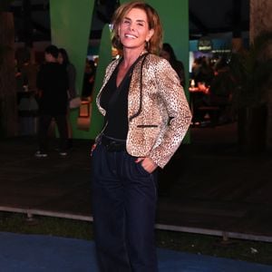 Helena Fernandes abusou do animal print; a peça foi sobreposta a uma blusa preta lisa com decote em V