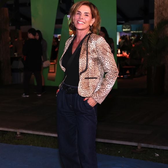Helena Fernandes abusou do animal print; a peça foi sobreposta a uma blusa preta lisa com decote em V