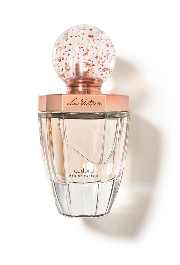 O perfume La Victorie, da Eudora, traz um irresistível buquê floral, com notas de bergamota, peônia e acorde de baunilha, somados ao intenso Segredo de Eudora.