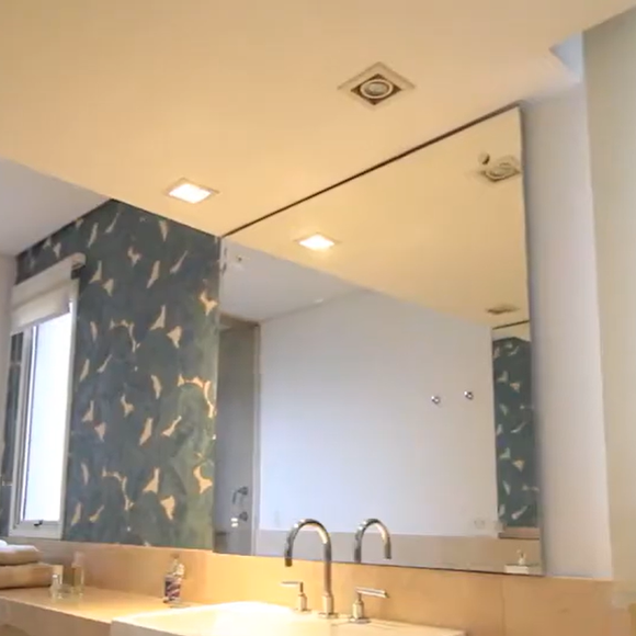 A cobertura de Mara Maravilha reúne espaços para lazer e convivência, com área gourmet equipada com churrasqueira e ofurô, além de uma vista indevassável, conforme o Extra