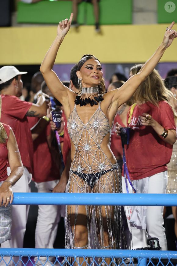 Juliana Paes escolheu look com transparência. Parte de cima valorizou os seios da atriz, que escondeu apenas os mamilos na fantasia