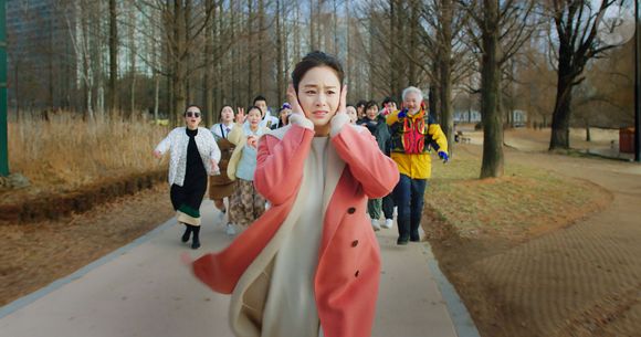 'Hi Bye, Mama!': uma mãe já morta ganha 49 dias para reencontrar sua família e se despedir, mas vê que a família seguiu em frente