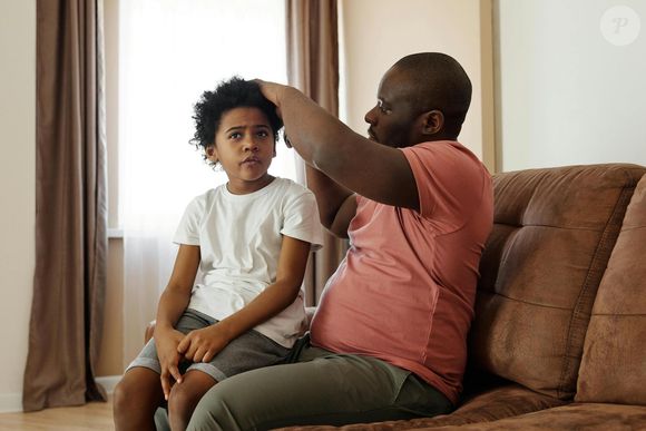 Os homens precisam estar cada vez mais ativos e cooperativos com as tarefas domésticas, para auxiliarem as suas companheiras, como cuidar da casa e dos filhos.