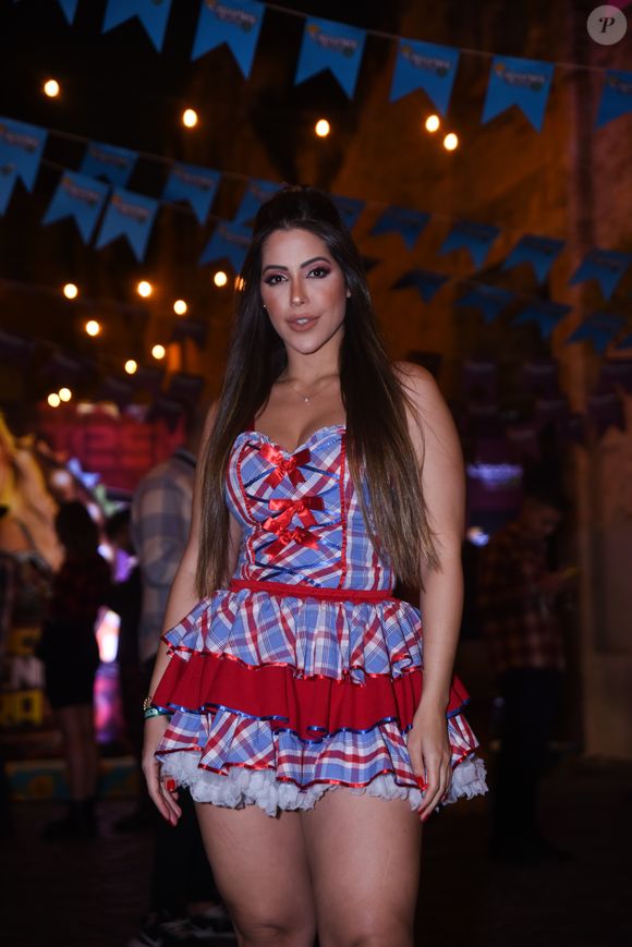Look para festa junina da ex-BBB Laís Caldas tinha laços e xadrez
