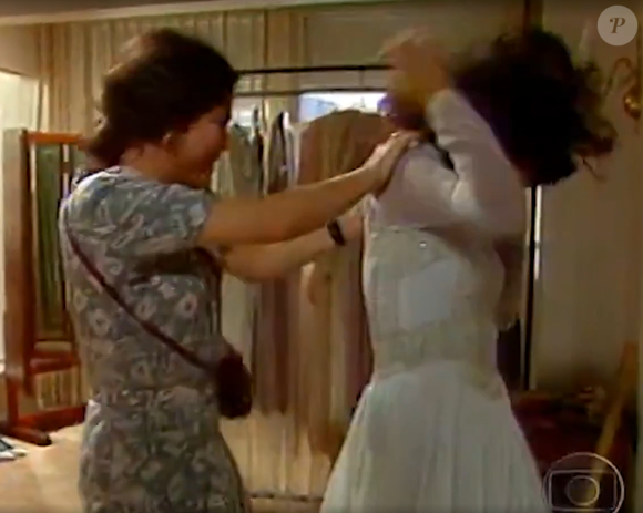 Em 'Vale Tudo' (1988), além de rasgar o vestido, Raquel (Regina Duarte) ainda acerta um tapa no rosto da filha, Maria de Fátima (Glória Pires).