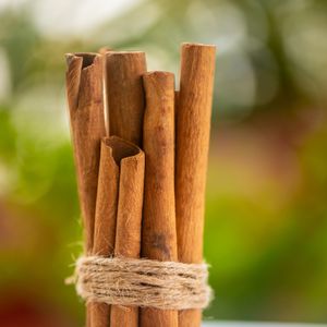 Entre os benefícios do tempero está sua atividade como antibacteriano, cicatrizante, ansiolítico e antidepressivo, imunoestimulante e inseticida, além de seu papel hepatoprotetor