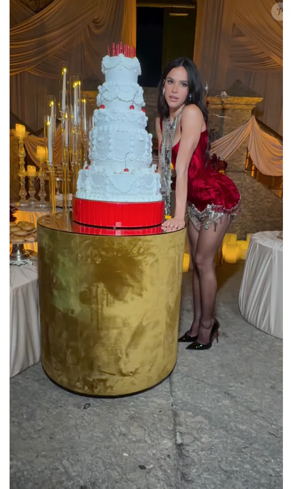 Todo branco, bolo de Bruna Marquezine teve detalhes com cerejas vermelhas e velas no estilo americano no topo