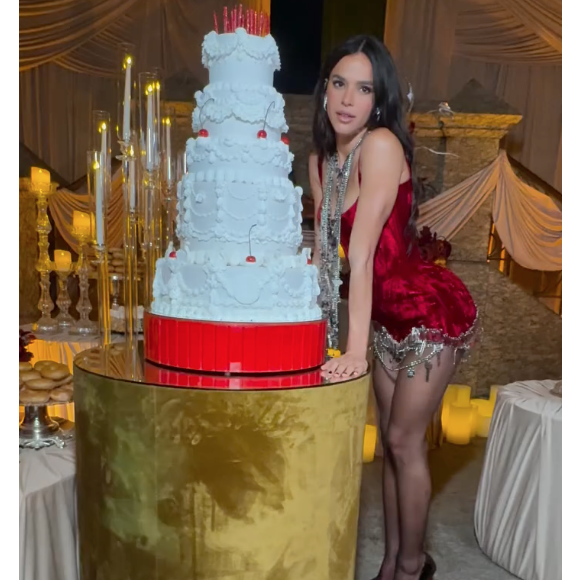 Todo branco, bolo de Bruna Marquezine teve detalhes com cerejas vermelhas e velas no estilo americano no topo