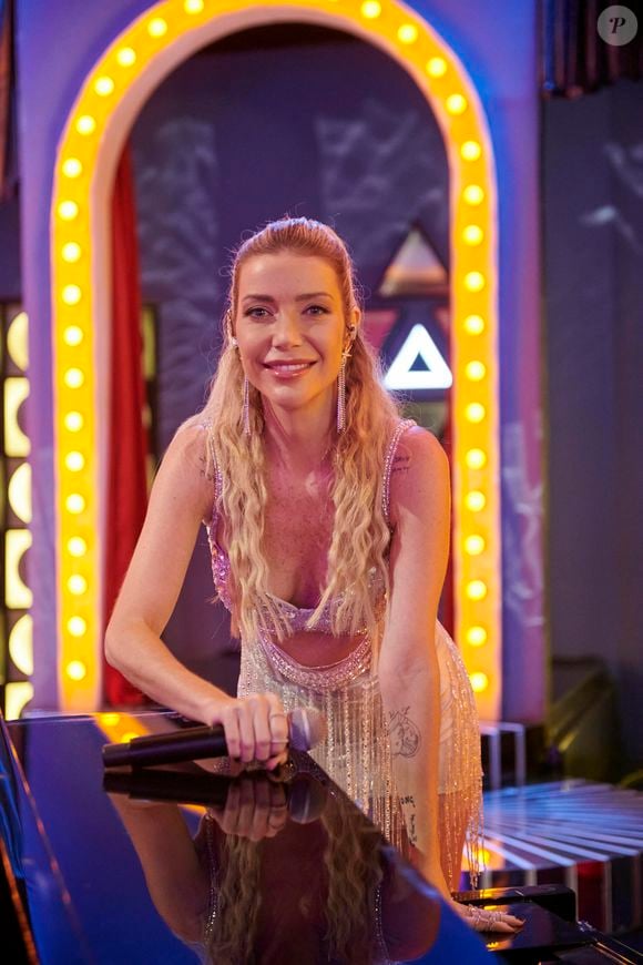 Luiza Possi precisou raspar parte da cabeça porque parte da fantasia do 'The Masked Singer', da Globo, ficou presa no seu cabelo