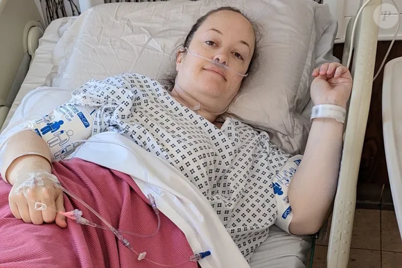 Mas após exames médicos, veio o diagnóstico: ela tinha um tumor de células epitelioides perivasculares — conhecido como PEComa, um tipo extremamente raro de sarcoma de tecido mole, que atinge apenas uma em cada um milhão de pessoas por ano, segundo a instituição de caridade Sarcoma UK.