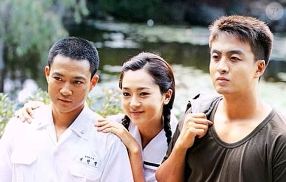 'First Love' gira em torno de um jovem que abandona seu sonho para sustentar a família, enquanto seu irmão se envolve com a mesma mulher que ele amou