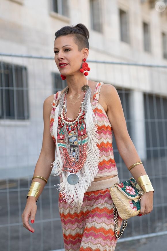 Mix de colares ganha toque colorido em looks com miçangas e pode servir de inspiração para o estilo boho chic que tem tudo para ganhar o Lollapalooza 2026